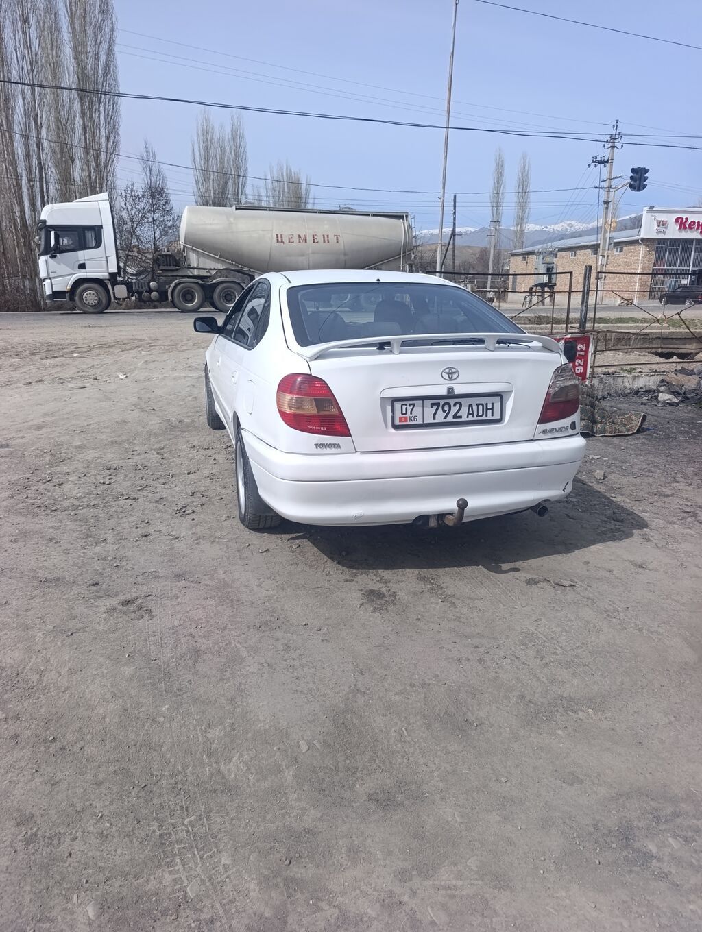 Toyota Avensis: 2001 г., 2 л, Механика, Бензин, Лифтбек: фото 2