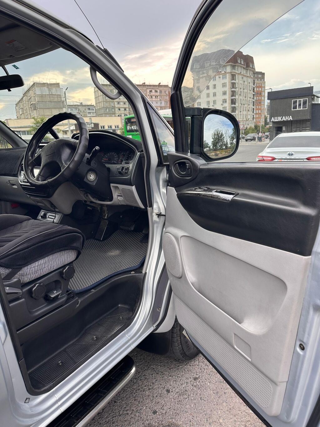 Mitsubishi Space Gear: 2002 г., 3 л, Автомат, Бензин, Минивэн: фото 3