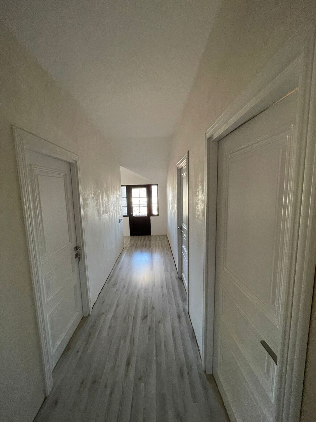 2 mərtəbəli fərdi yaşayış evi. Evin fasadı müasir üslubda işlənib