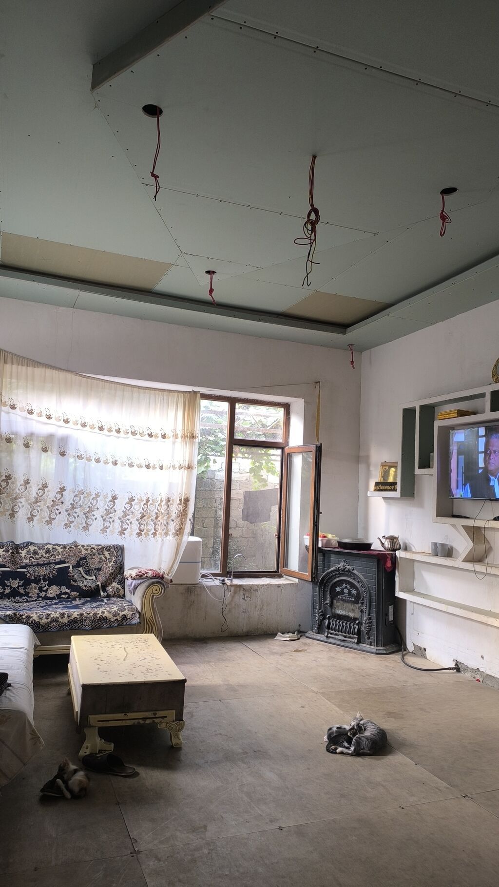 2 mərtəbəli həyət evi - Künc sahədə yerləşən, hündür hasarlı həyət və