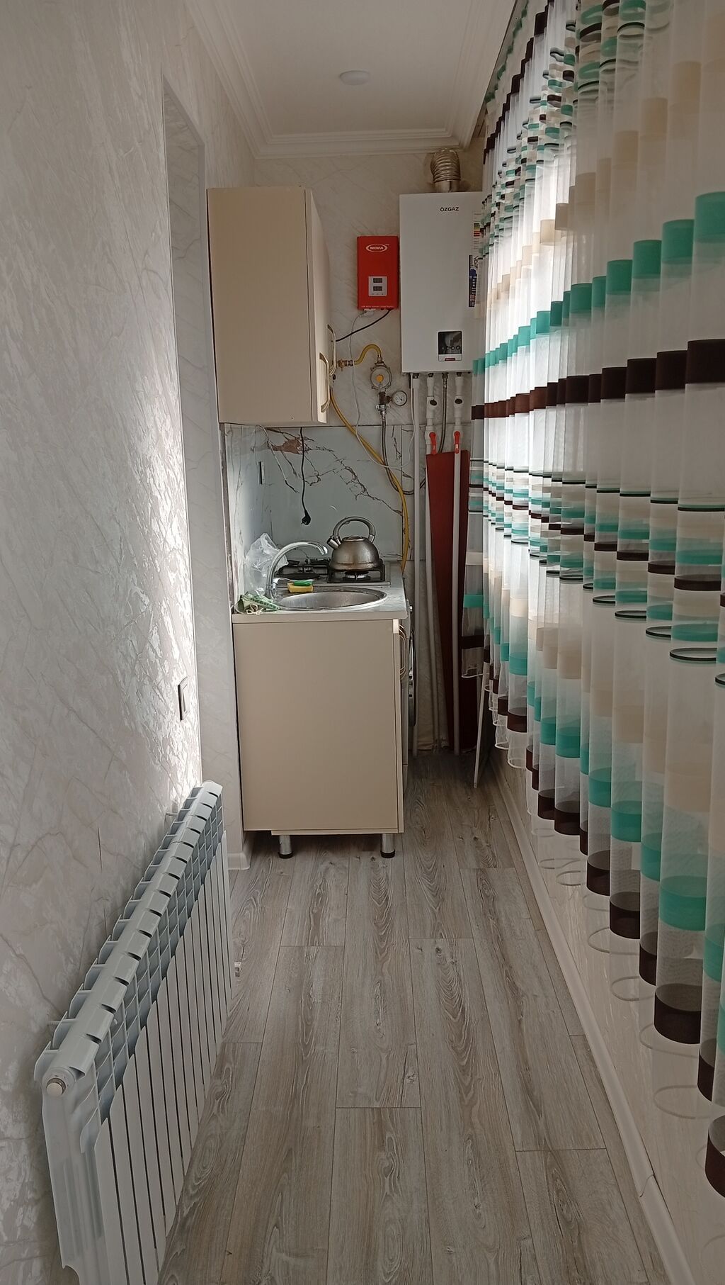 Kirayə üçün studiya tipli, tam mebellı mənzil - İşıqlı zal: pəncərəli