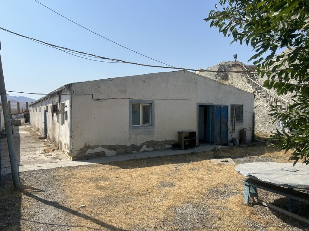 Ferma və təsərrüfat kompleksi - Bir neçə uzun korpusdan ibarət