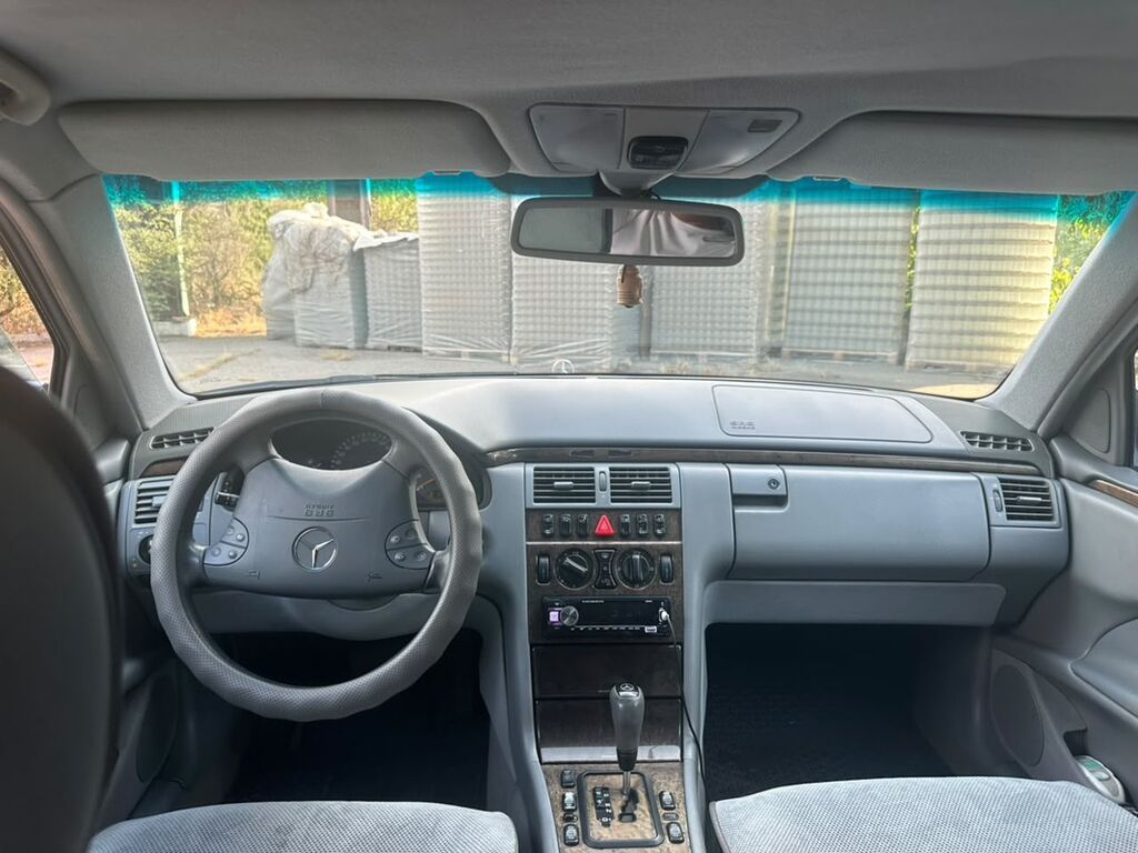 Mercedes-Benz E-Class: 2001 г., 3.2 л, Автомат, Газ, Седан: фото 4