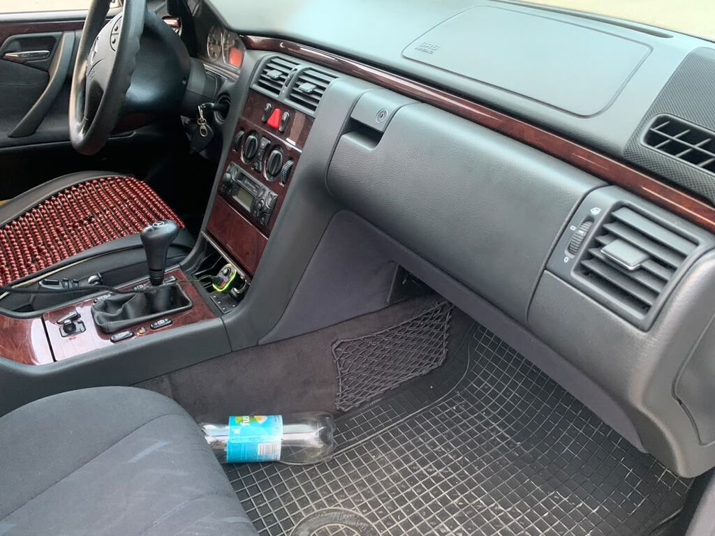Mercedes-Benz E-Class: 2001 г., 2 л, Механика, Бензин, Седан: фото 3