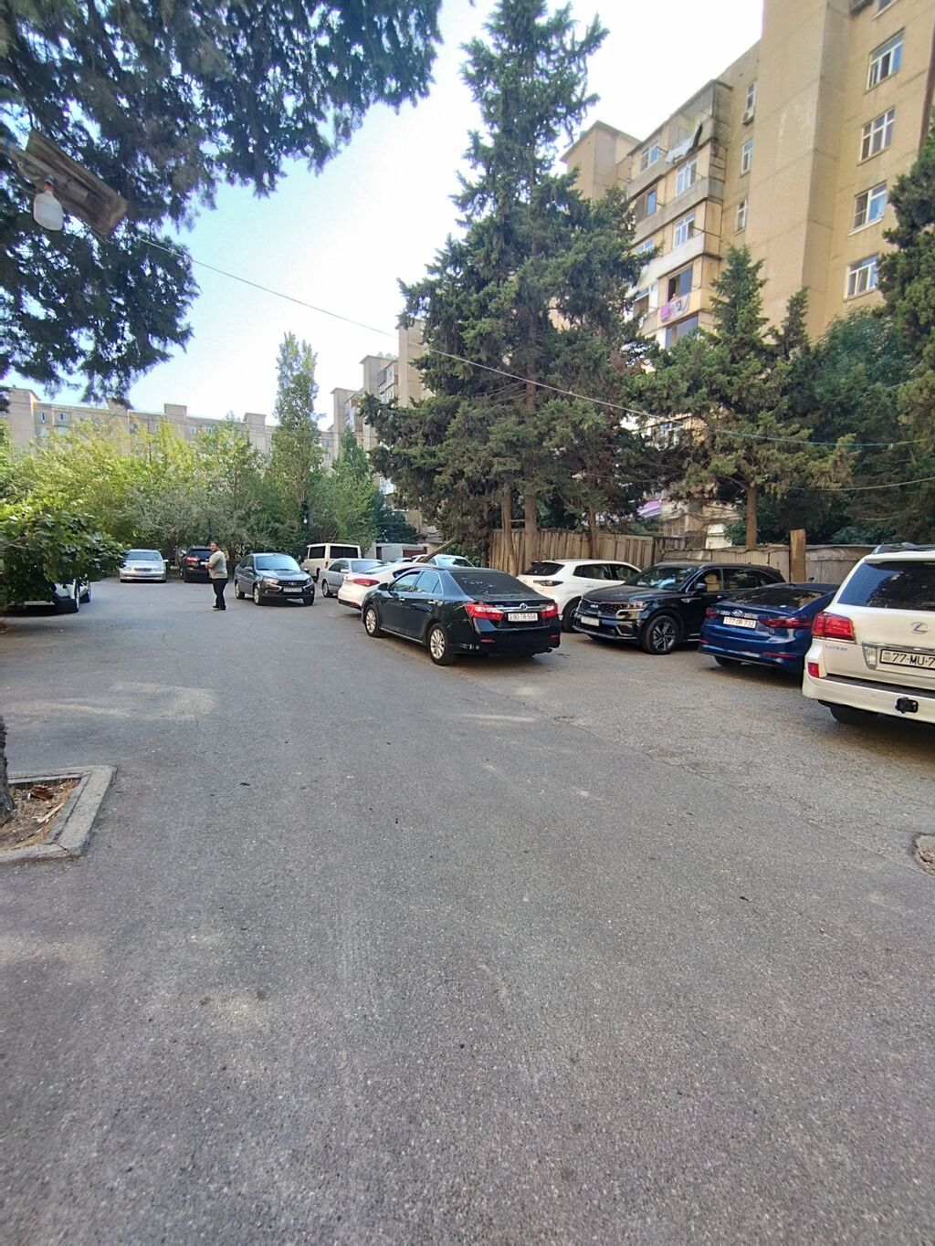 Əhmədlinin ən prestijli küçəsində yerləşən Yeni tikili binanın altında