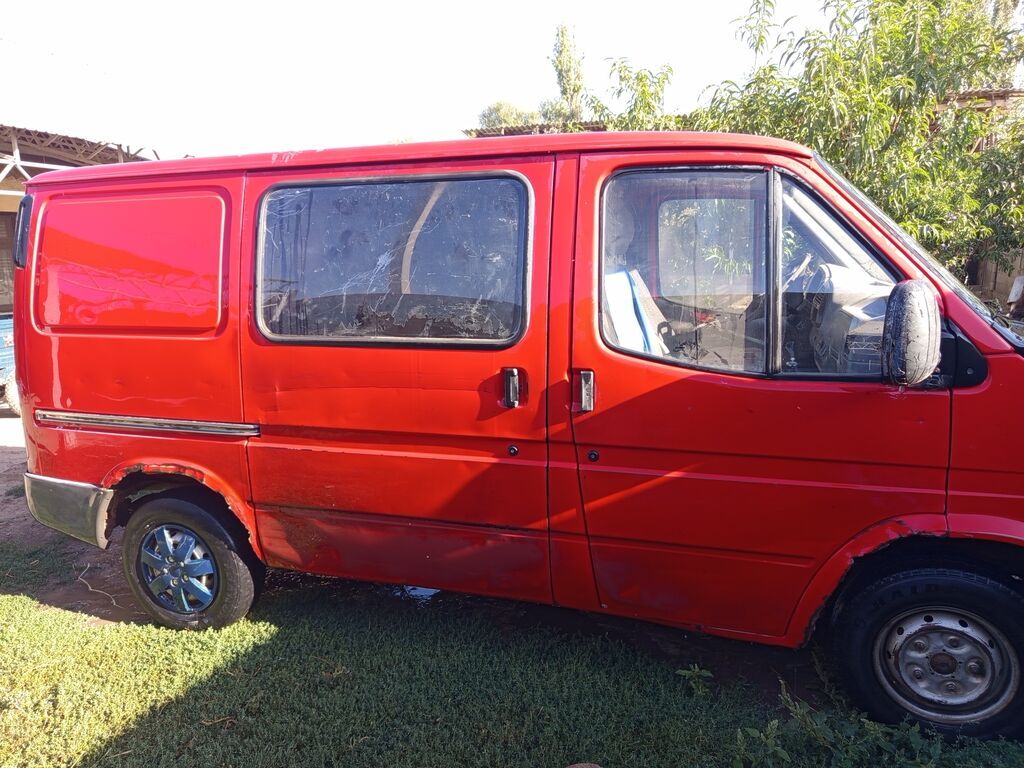Ford Transit фургон, красный цвет, кузов цельнометаллический: фото 5