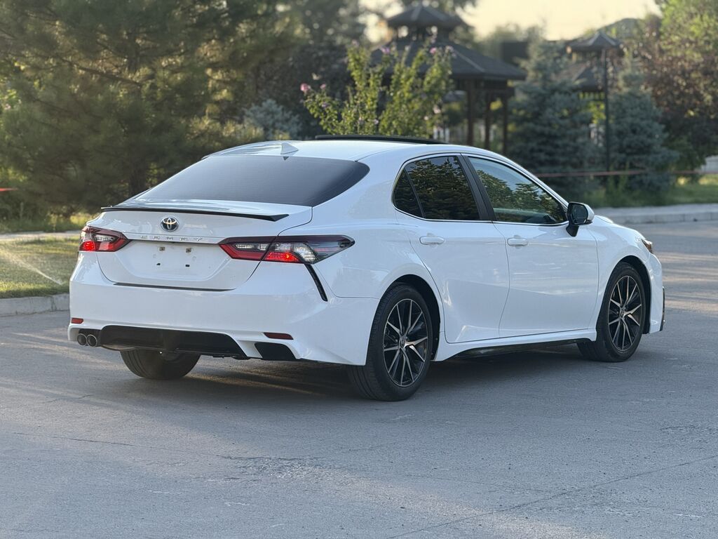 Toyota Camry: 2022 г., 2.5 л, Автомат, Гибрид, Седан: фото 6