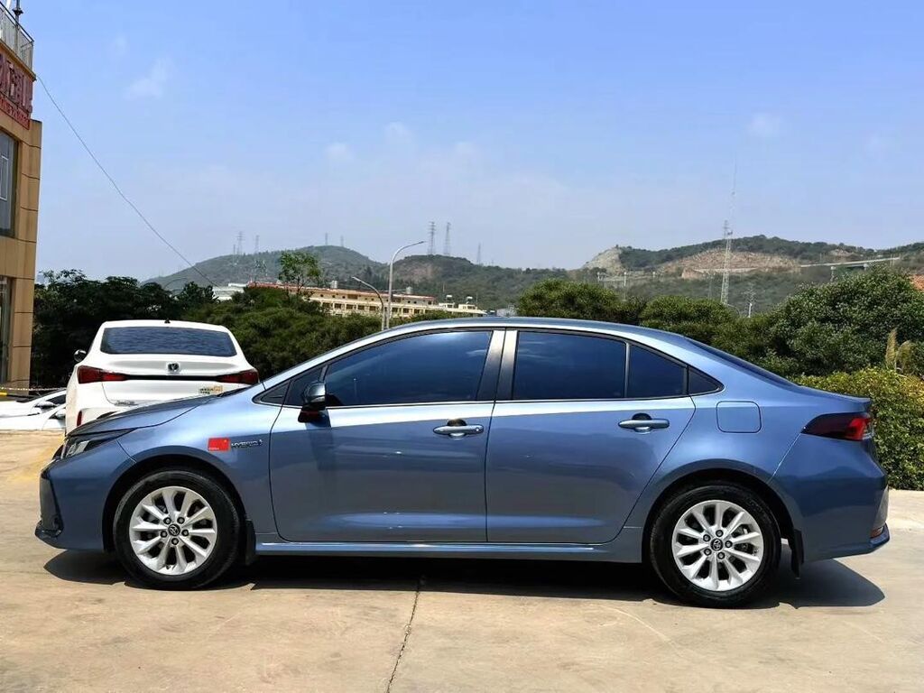 Toyota Corolla: 2021 г., 1.8 л, Автомат, Гибрид, Седан: фото 3