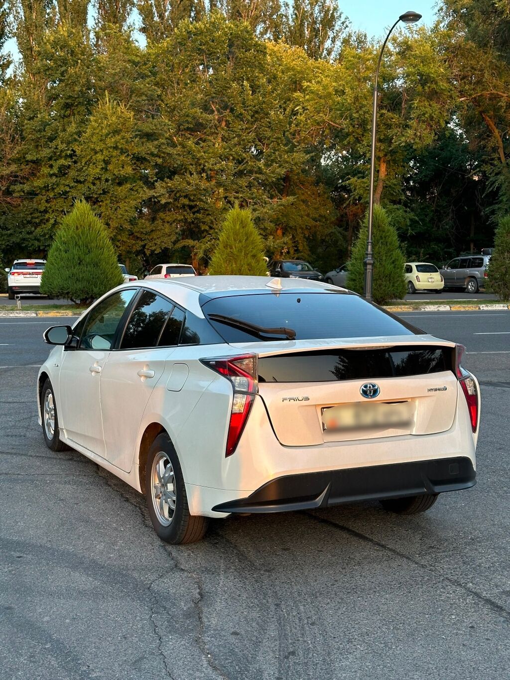 Toyota Prius: 2015 г., 1.8 л, Автомат, Гибрид, Хэтчбэк: фото 3