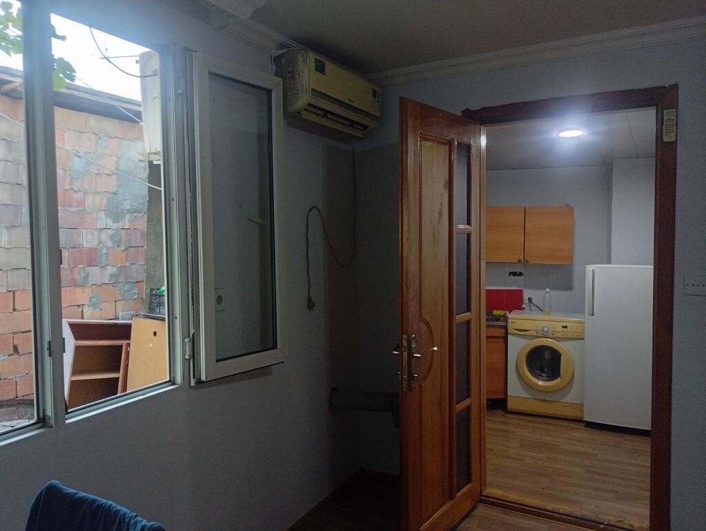 Ev 20 yanvar metrosuna piyada 10 dəqiqəlik məsafədə yerləşir. Qaz,su
