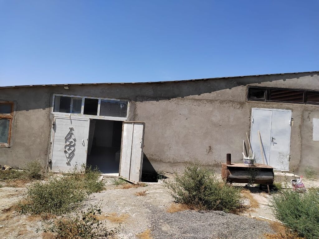 Qobu yolunda. (Xocasən tərəf girişdən) Lukoyl yanacaqdoldurma