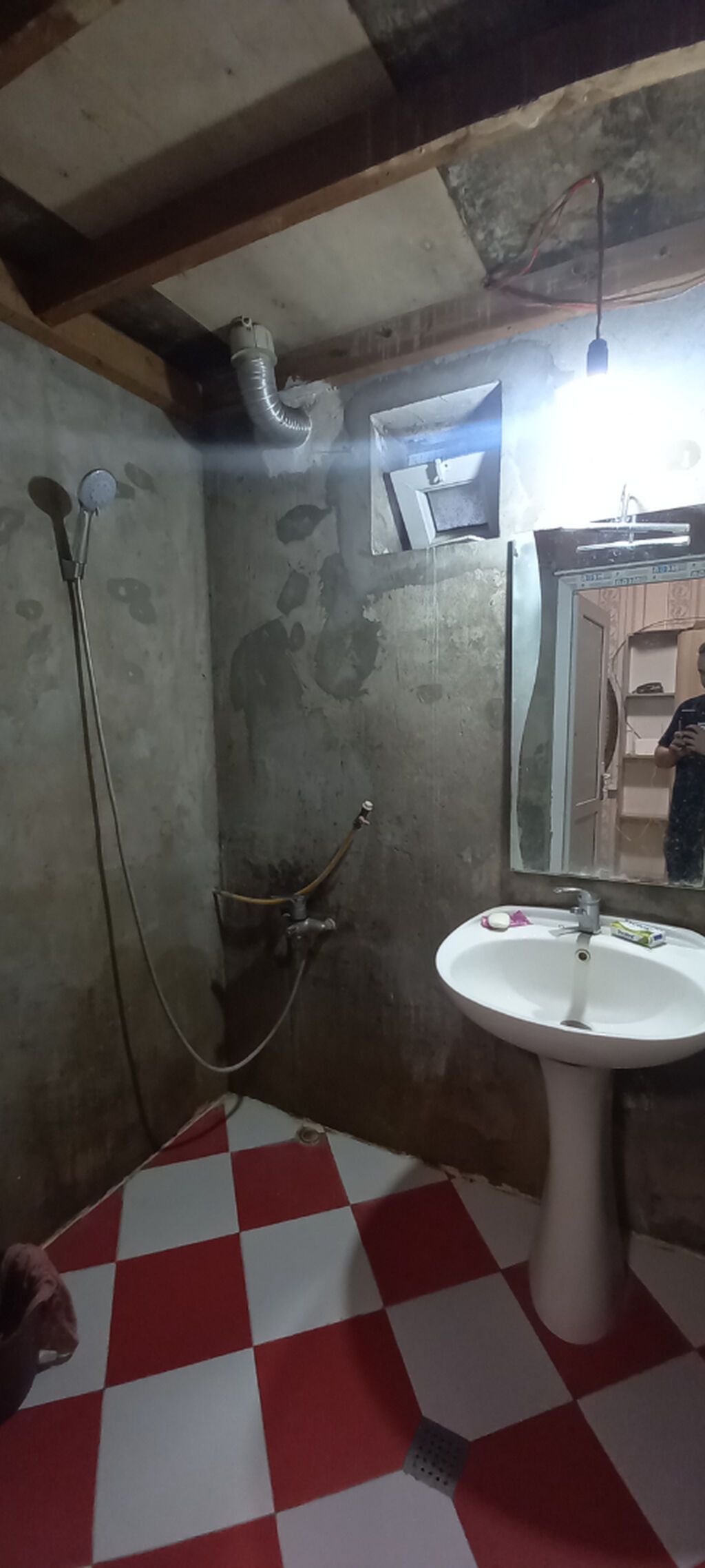 Inşaatçilar m/s 5 deq piyada yol,heyet evinde umumi yataq 2 otagi her