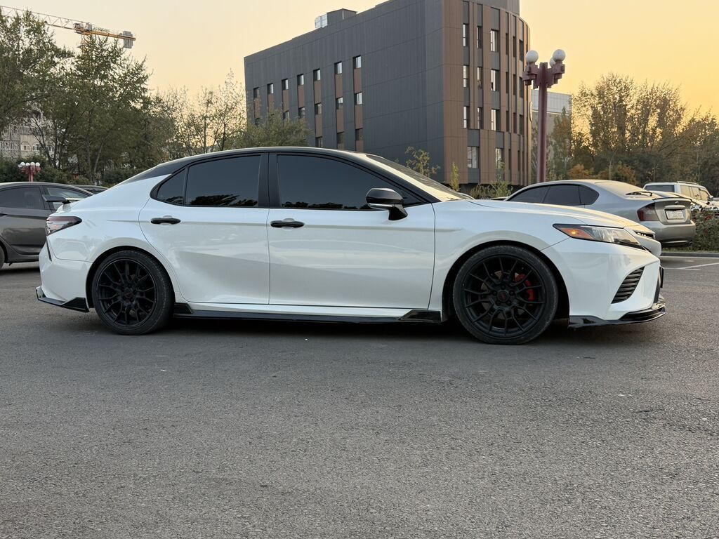 Toyota Camry: 2021 г., 3.5 л, Автомат, Бензин, Седан: фото 2