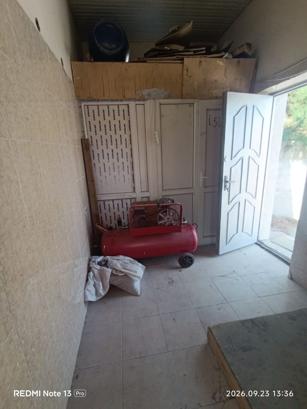Sumqayit seherinde 21ci mkr-da yerlesen sahesi 90m² olan hazir lavas