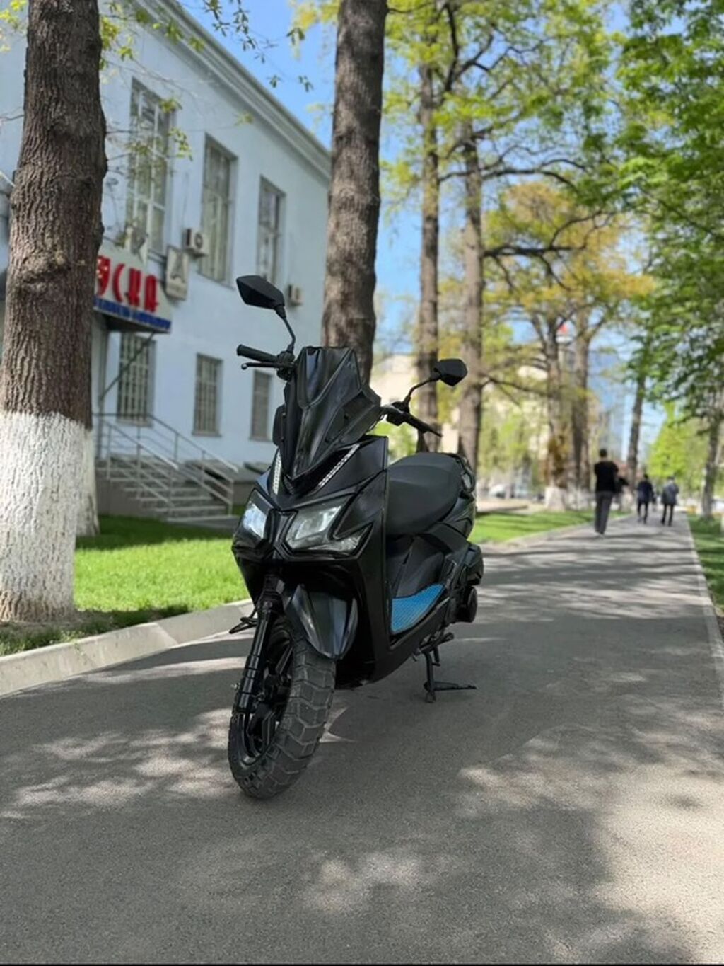 Ватсап жазабыз выполненный в чёрном цвете с яркими голубыми вставками: фото 4