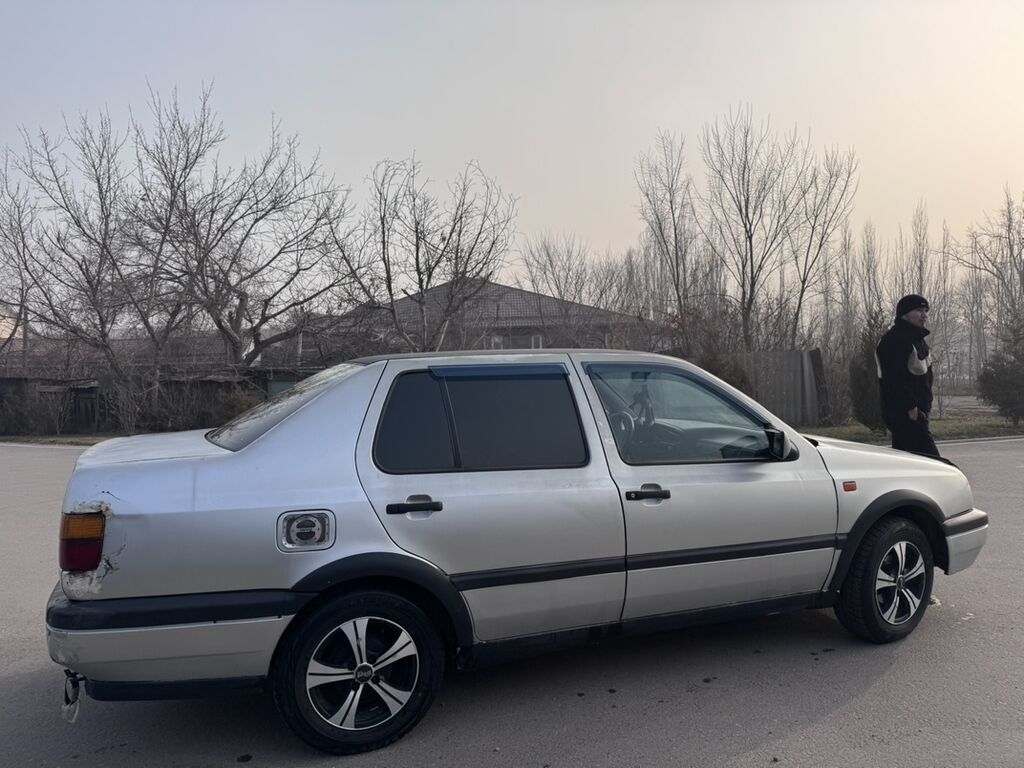 Volkswagen Vento 1992 г., 1.8 л, механика: фото 3