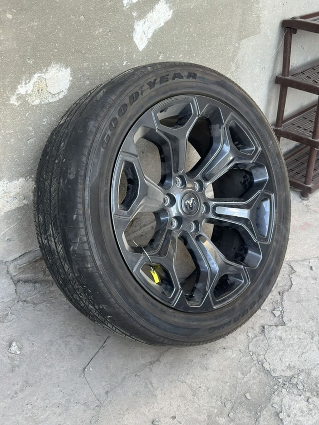 Диск с шиной Goodyear - Литой легкосплавный диск RAM (центральная: фото 2