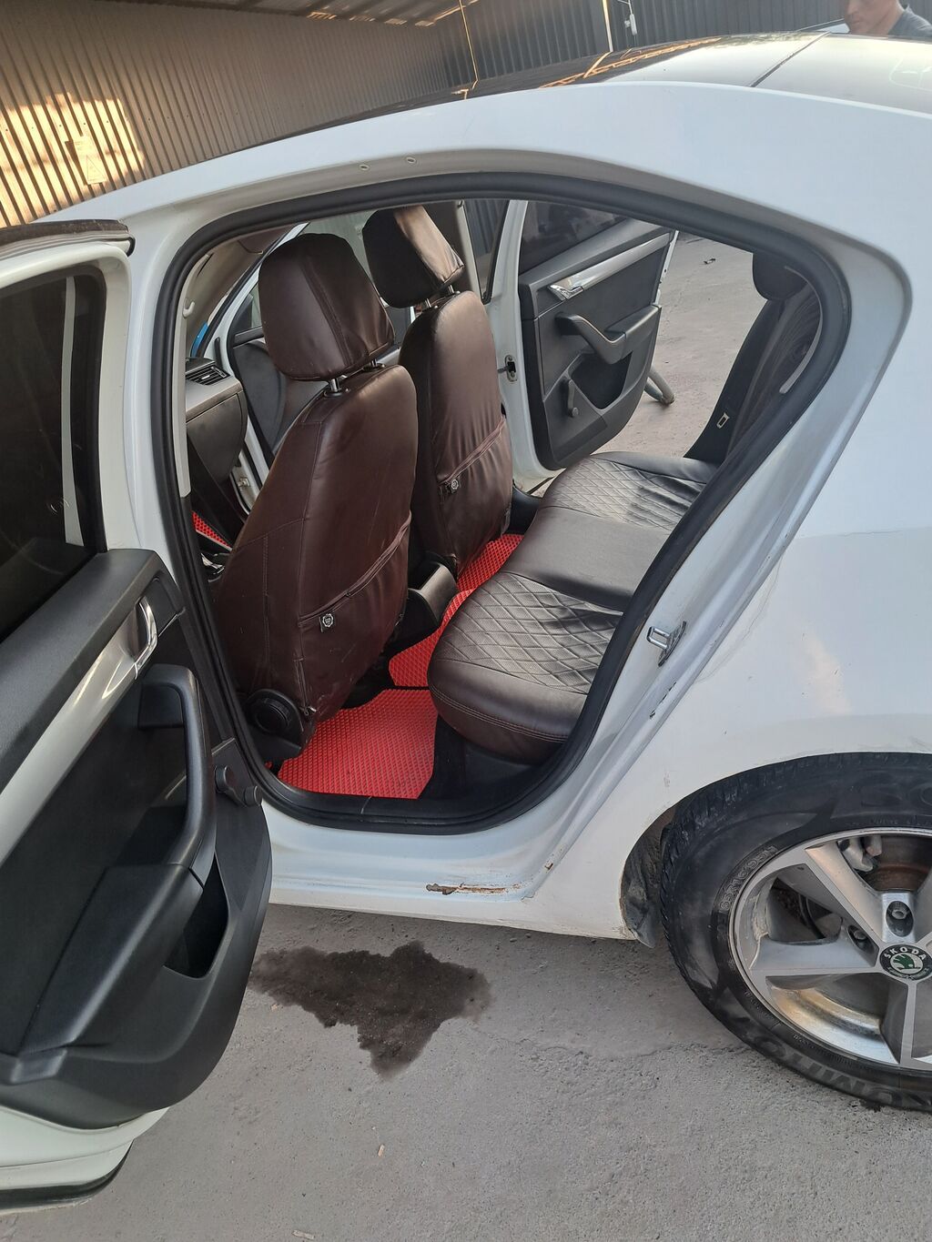 Skoda Octavia: 2015 г., 1.6 л, Автомат, Бензин, Седан — фото 5