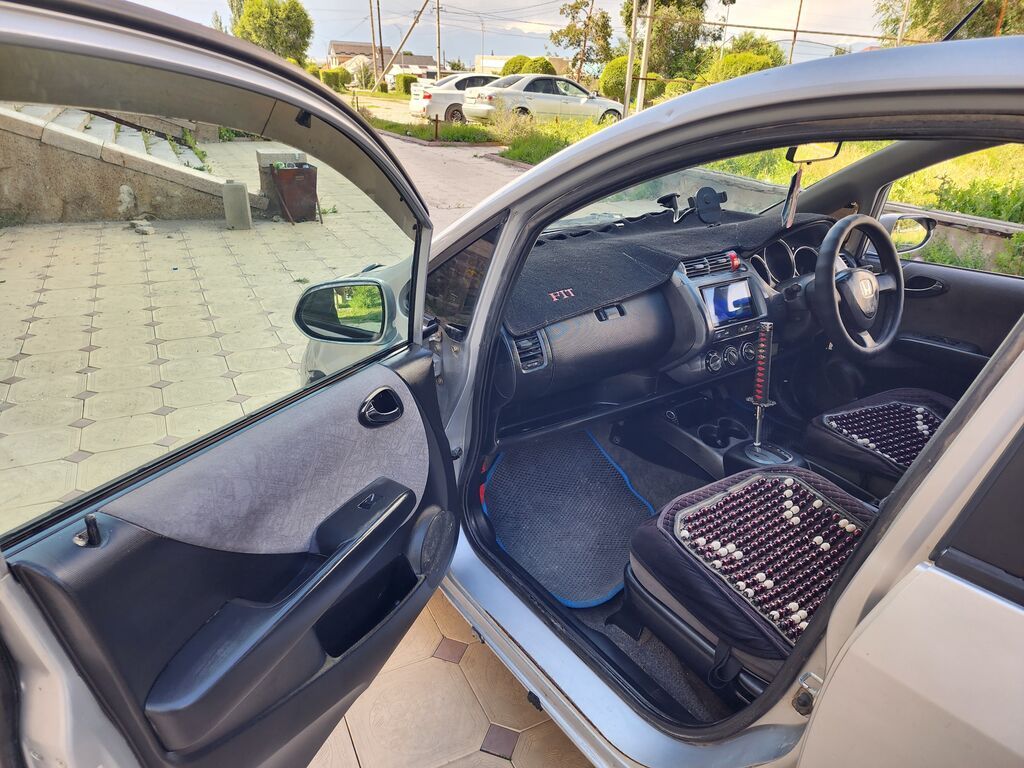 Honda Fit: 2005 г., 1.3 л, Автомат, Бензин, Хэтчбэк: фото 8
