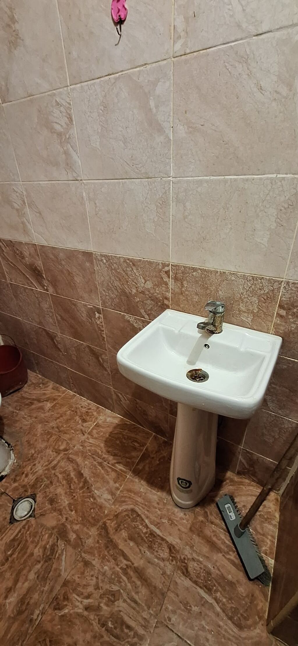 Kirayə/ satış üçün təqdim olunur: işıqlı və geniş planlı mənzil. -
