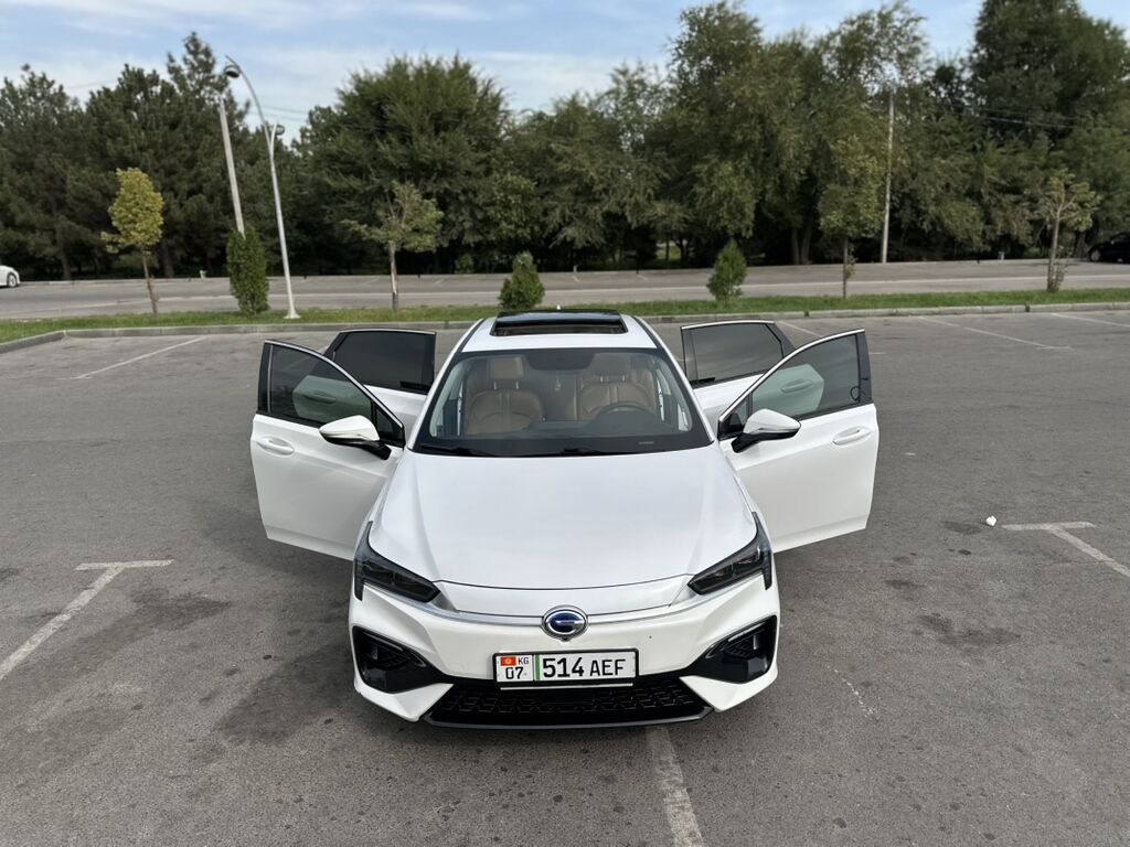 GAC Aion S — запас хода 460 км полностью электрический седан в белом: фото 1