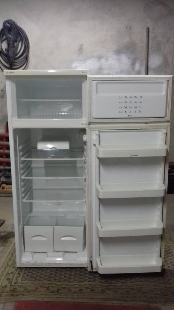 Продаю холодильник "Indesit". Производство Германия. Все вопросы по: фото 2