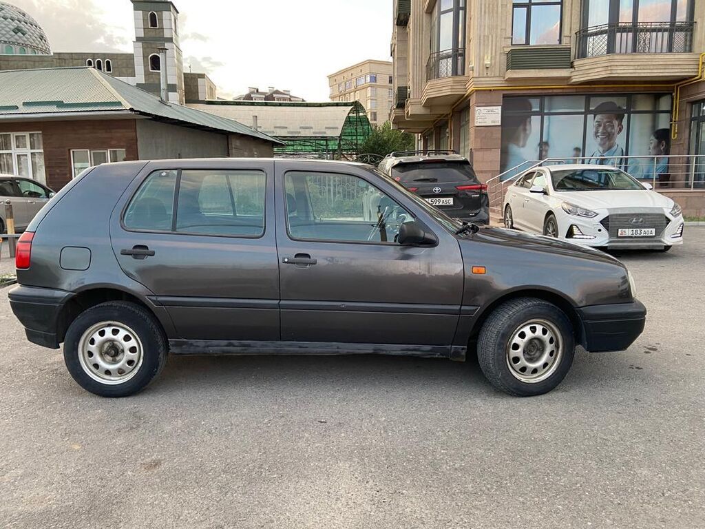 Volkswagen Golf: 1995 г., 1.6 л, Механика, Бензин, Хэтчбэк: фото 6