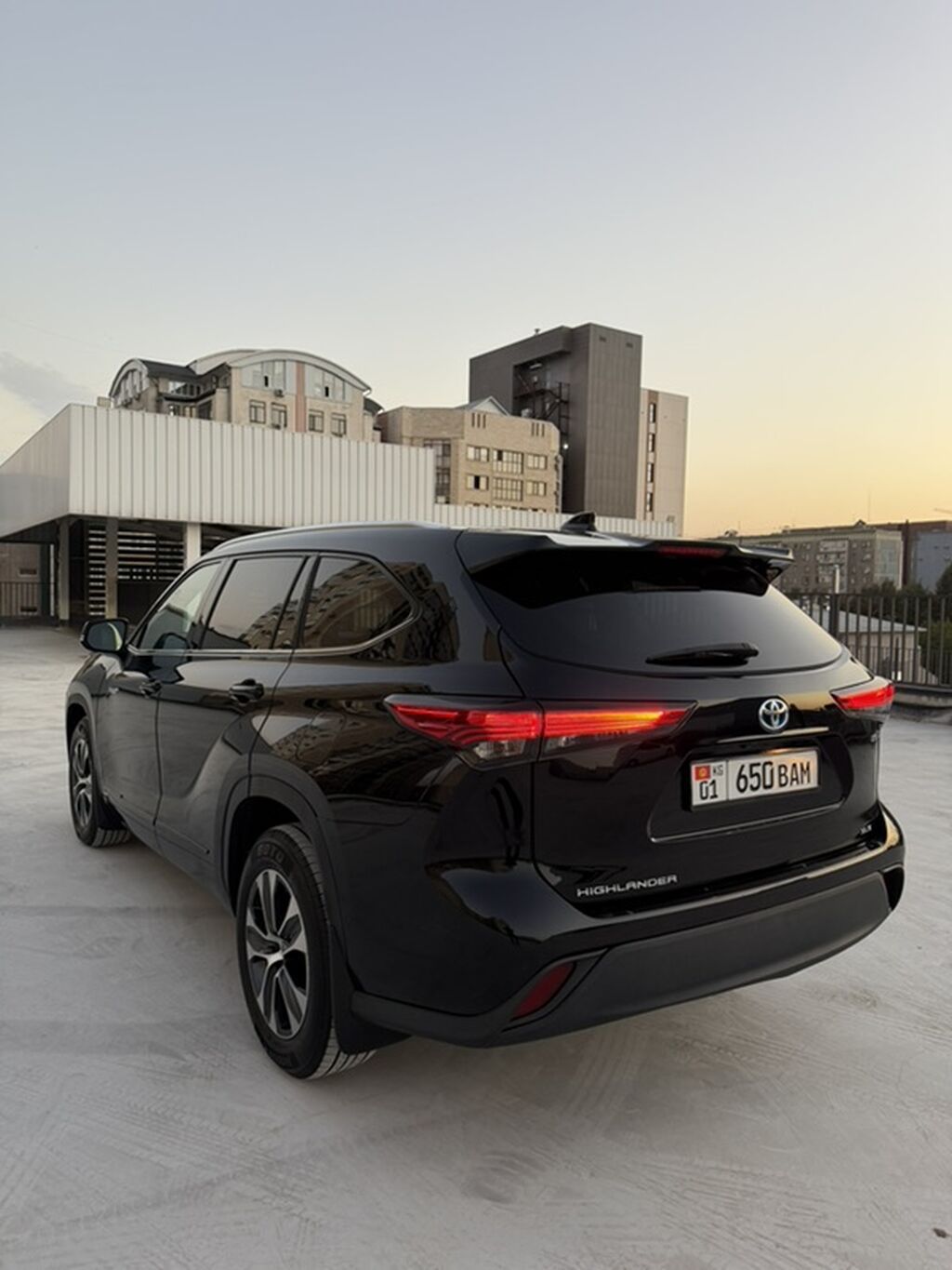 Toyota Highlander: 2021 г., 2.5 л, Автомат, Гибрид, Внедорожник: фото 3