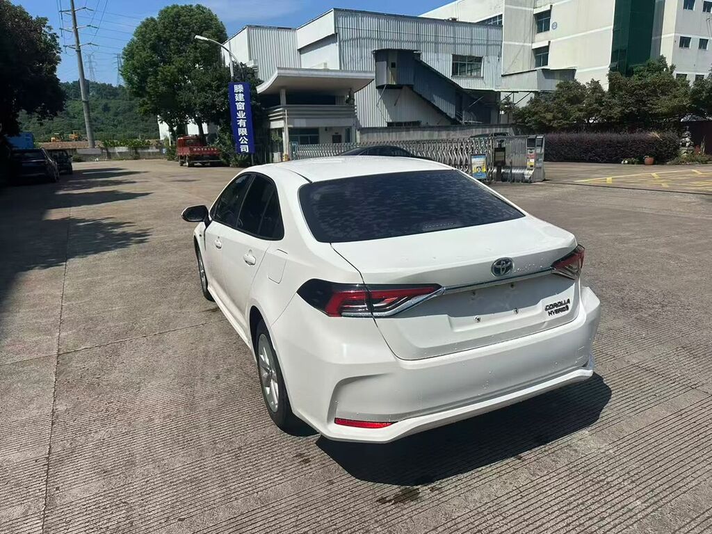 Toyota Corolla: 2020 г., 1.8 л, Вариатор, Гибрид, Седан: фото 2