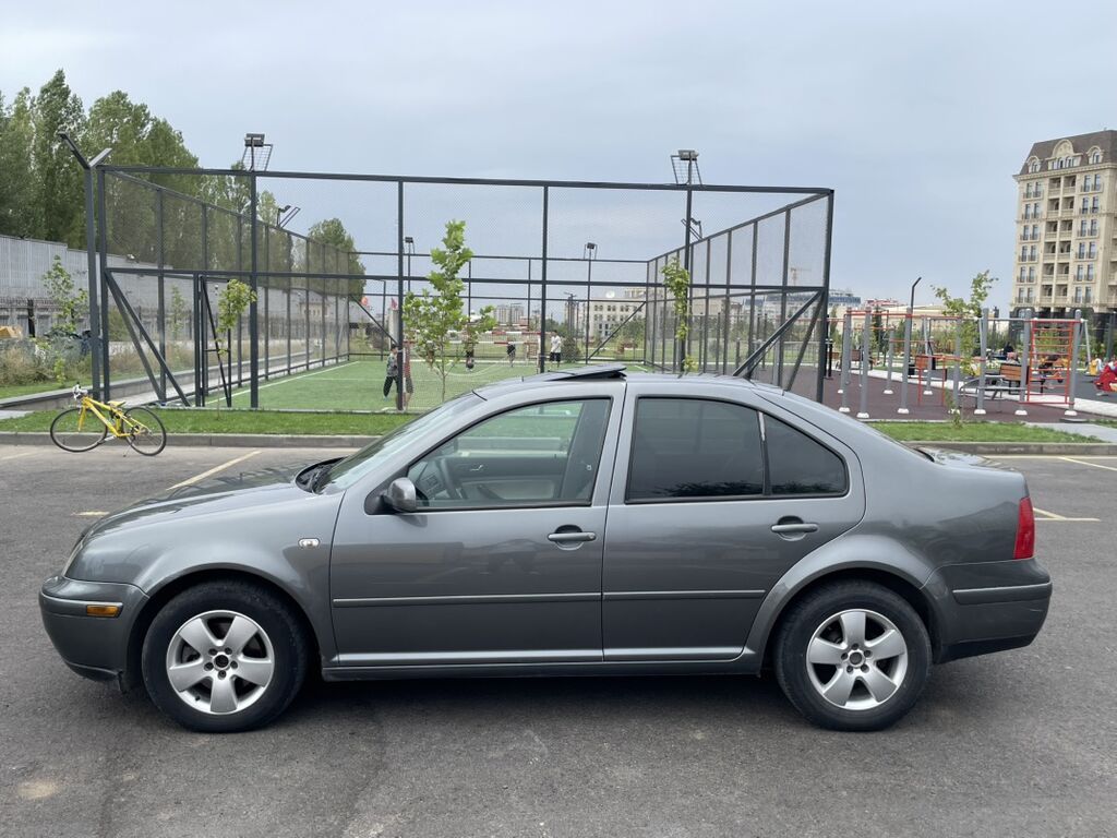 Volkswagen Bora: 2002 г., 2 л, Механика, Бензин, Седан: фото 3