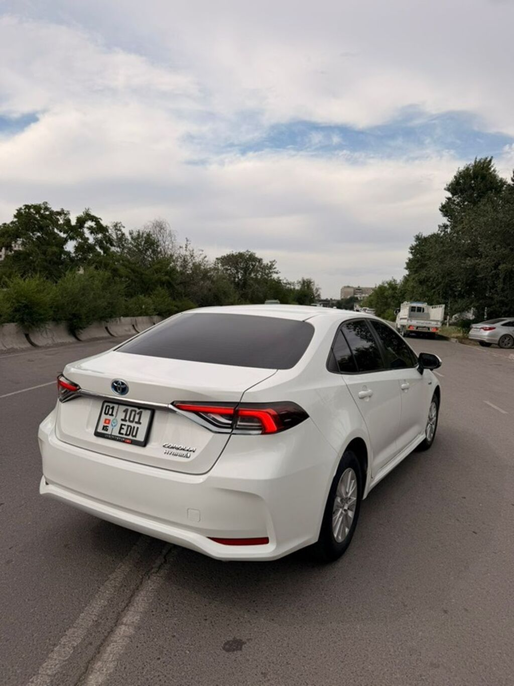 Toyota Corolla: 2019 г., 1.8 л, Вариатор, Гибрид, Седан — фото 5