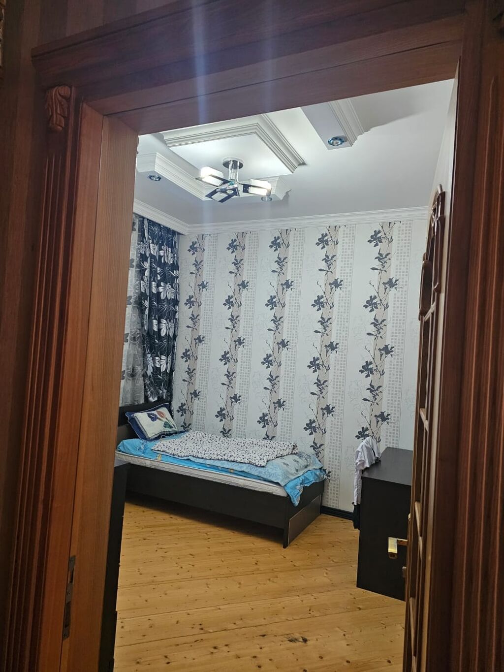 2 mərtəbəli fərdi yaşayış evi - Ümumi: daş divarlı, künc sahəli həyət