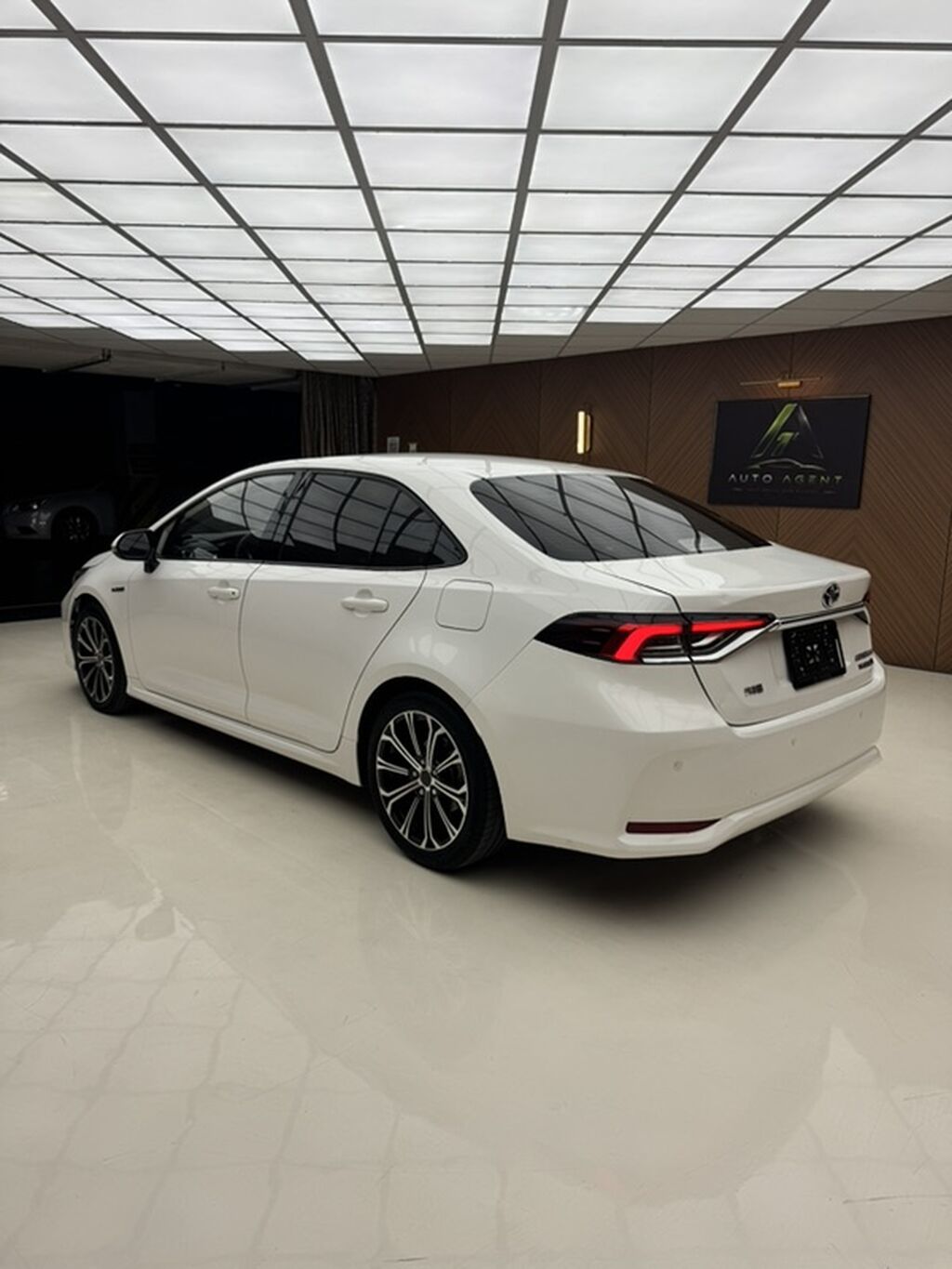 Toyota Corolla: 2022 г., 1.8 л, Вариатор, Гибрид, Седан: фото 5