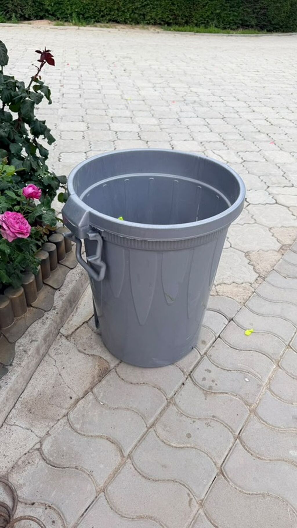 Пластиковый круглый контейнер/ведро серого цвета для мусора и садовых