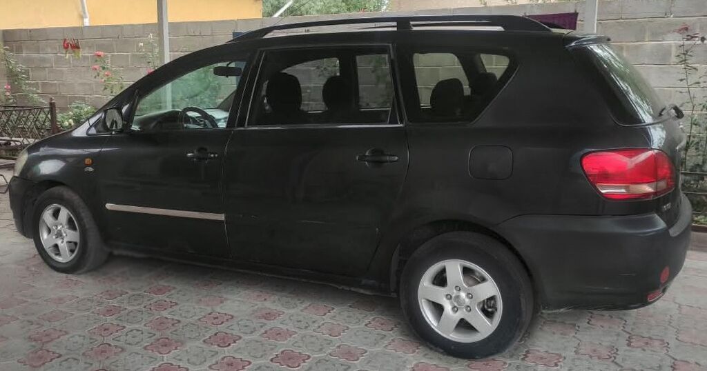 Toyota Avensis Verso: 2002 г., 2 л, Механика, Бензин, Минивэн: фото 5