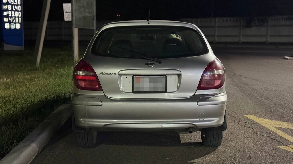 Nissan Almera: 2002 г., 1.8 л, Механика, Бензин, Хэтчбэк: фото 6
