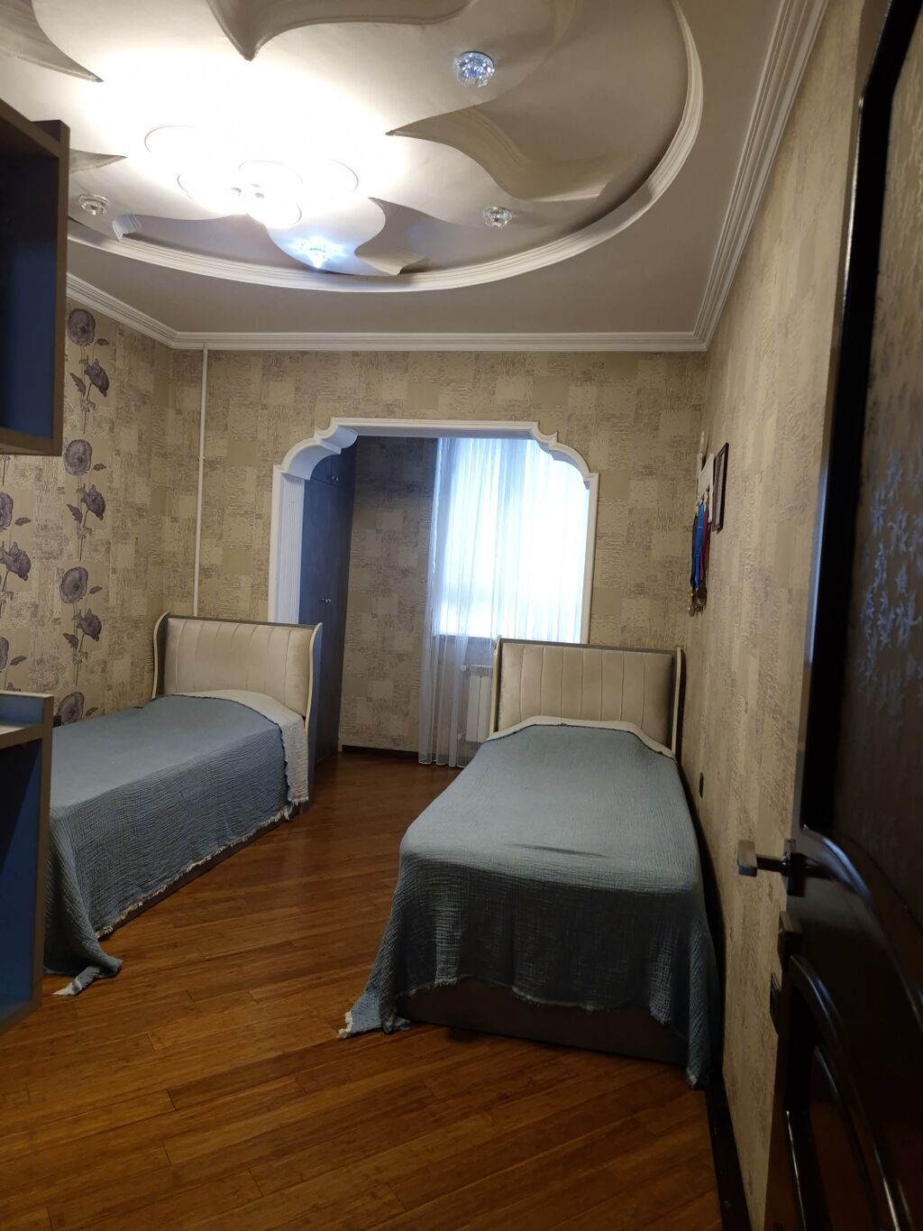 Bakı, 3 otaqlı, Köhnə tikili, m. Xalqlar Dostluğu, 85 kv. m