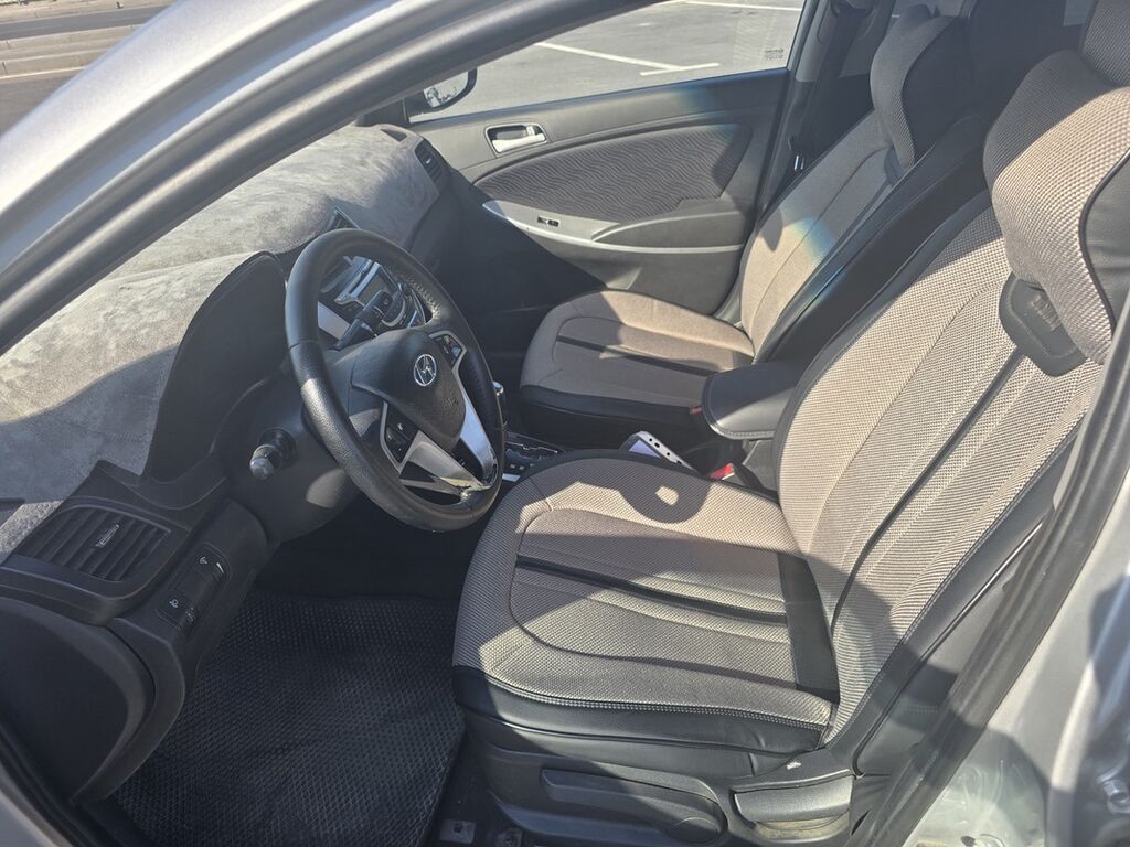 Hyundai Solaris: 2012 г., Автомат, Седан: фото 5