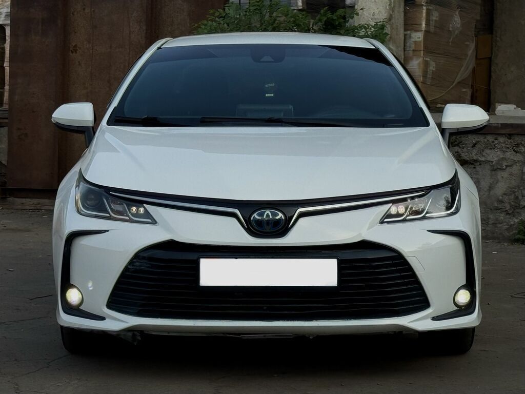 Toyota Corolla: 2019 г., 1.8 л, Вариатор, Гибрид, Седан: фото 2