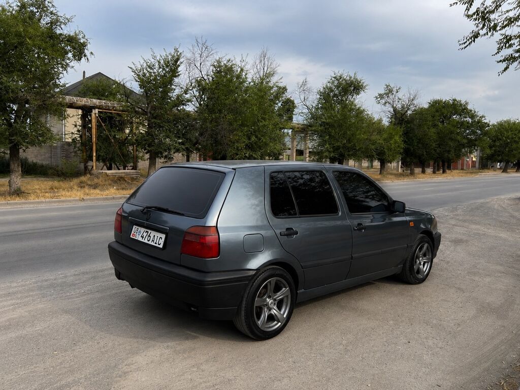 Volkswagen Golf: 1995 г., 1.8 л, Механика, Хэтчбэк: фото 3