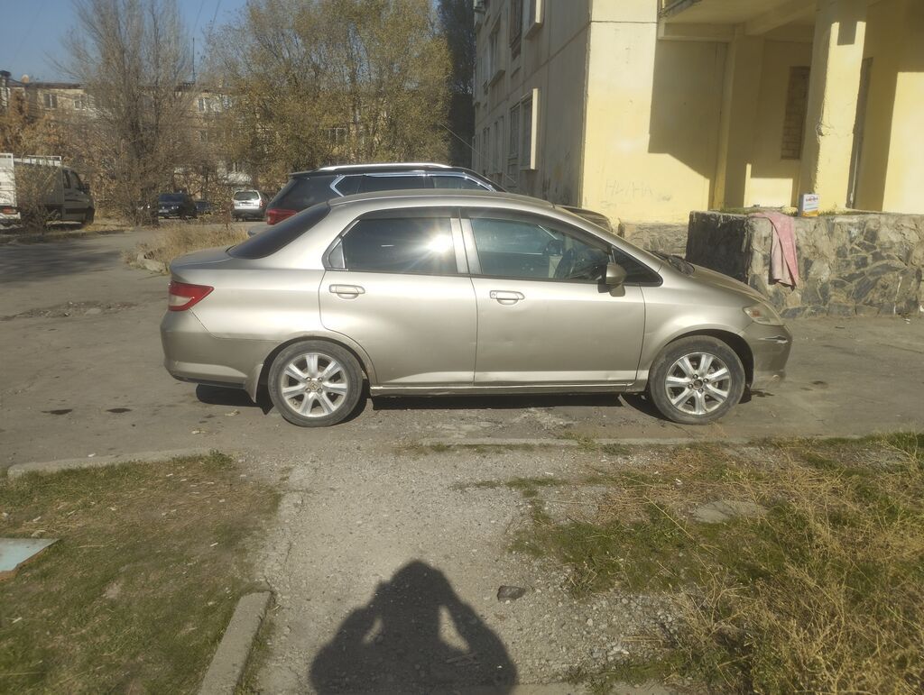 Honda Fit: 2006 г., 1.5 л, Бензин, Седан: фото 2