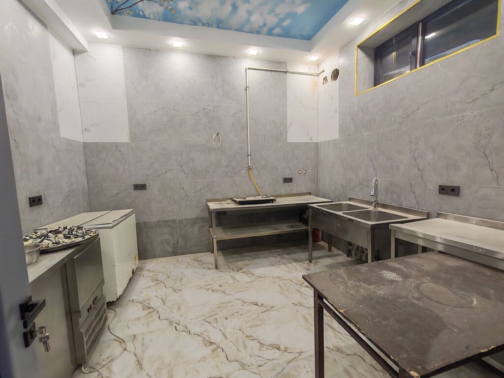 Kafe icareye verilir yeni temirden cixmis obyekt 2 kabnet metbex genis