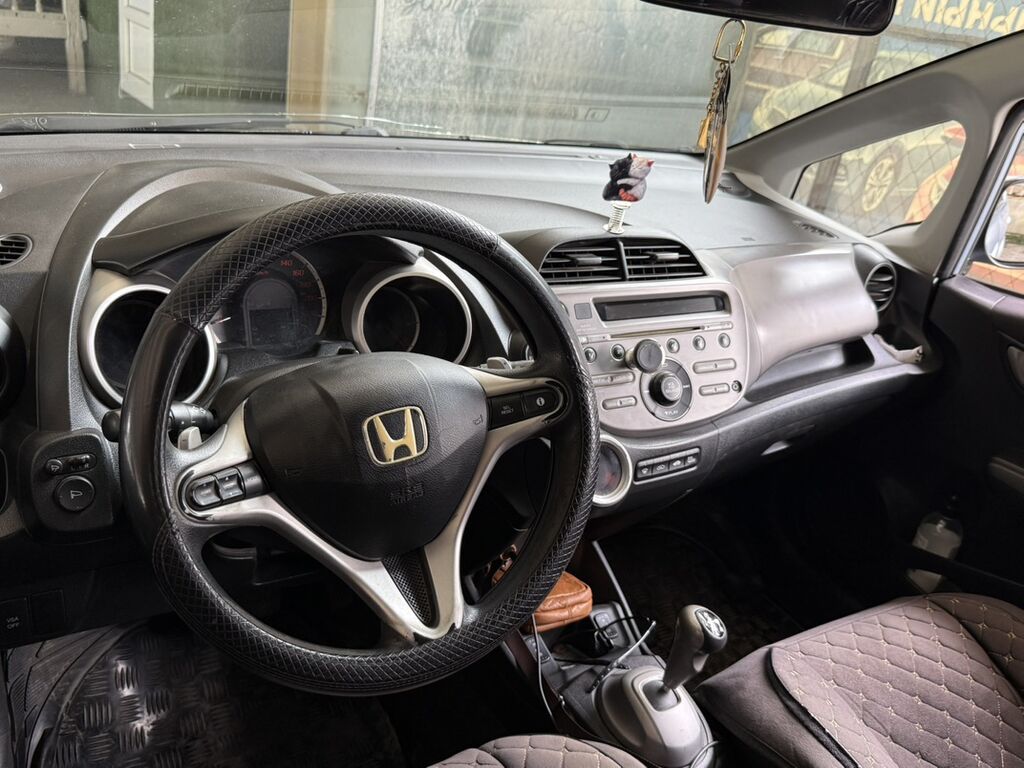 Honda Jazz: 2009 г., 1.3 л, Робот, Бензин, Хэтчбэк: фото 5