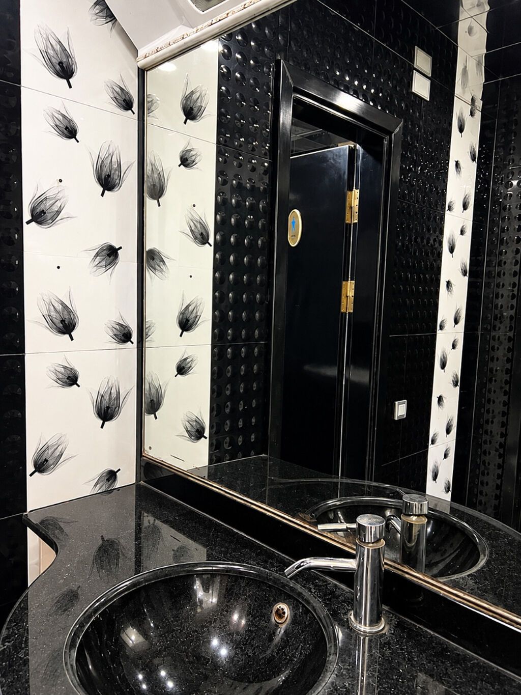 MƏRKƏZDƏ — Xəqani küçəsində icarəyə verilir: 101.6 m² kommersiya