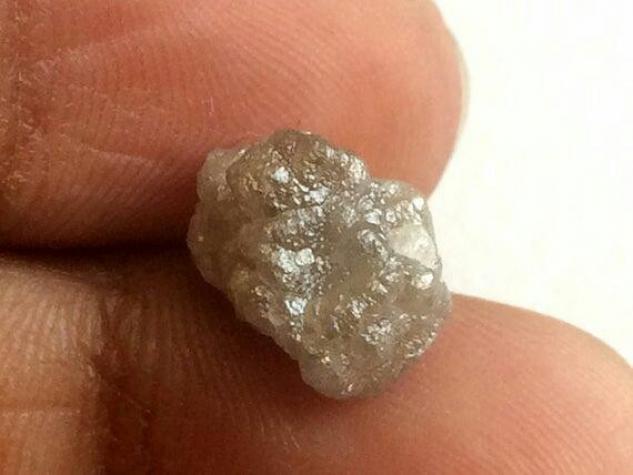 Sikkələr: Almaz tund qri reng (xam) 3 eded heresi 5-10 karat arasidi. - lalafo.az Bakı şəhərində Almaz tund qri reng (xam) 3 eded heresi 5-10 karat arasidi.