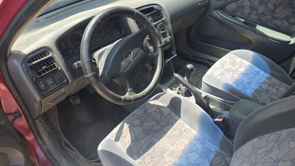 Toyota Avensis: 1998 г., 1.8 л, Механика, Бензин, Хэтчбэк: фото 3