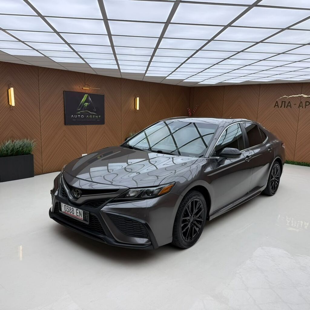 Toyota Camry: 2021 г., 2.5 л, Автомат, Бензин, Седан — фото 2