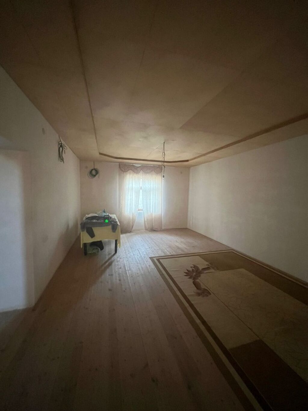2 mərtəbəli daş tikili həyət evi - Tikinti materialı: qalın çay/şəhər