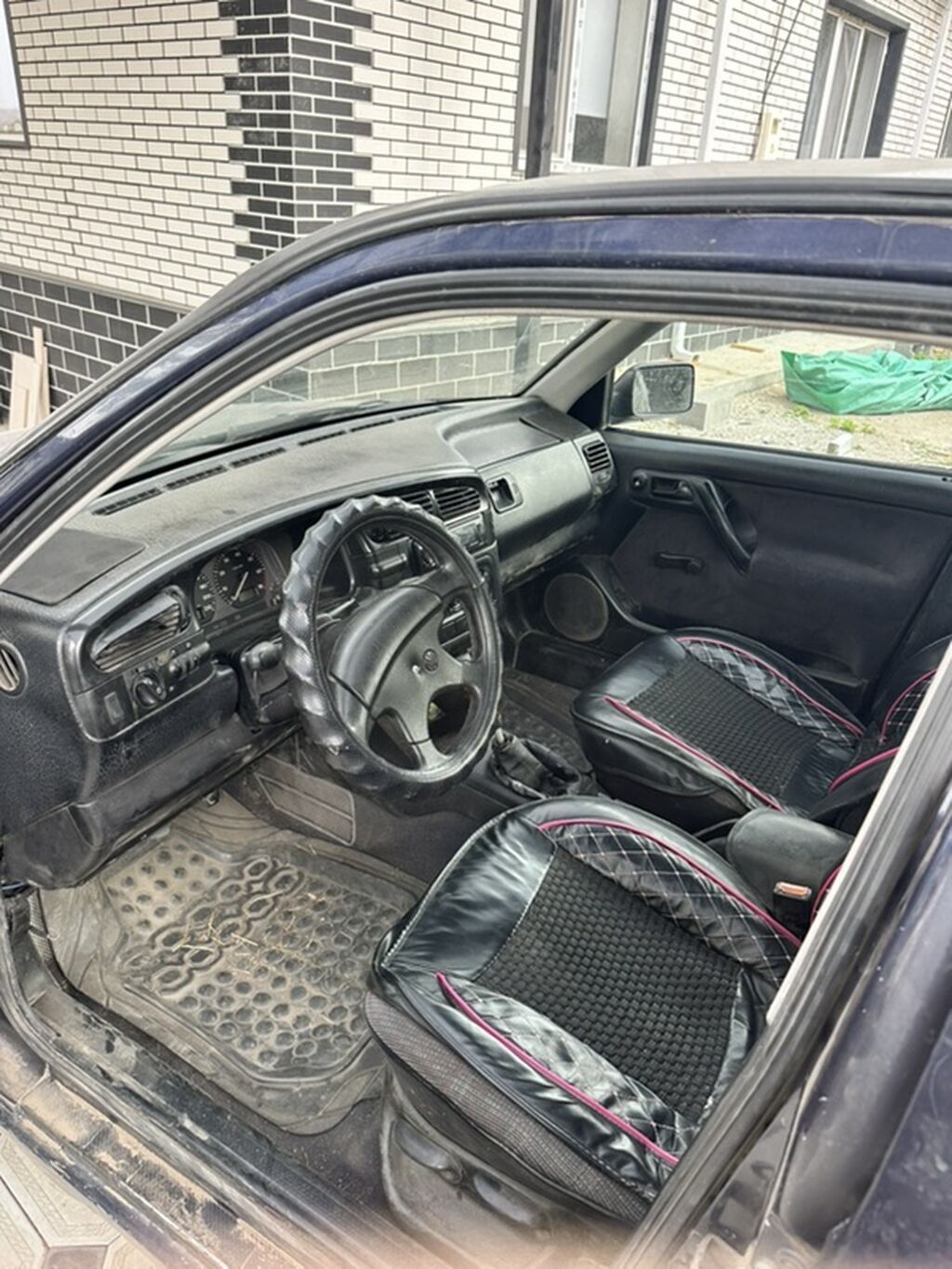 Volkswagen Vento: 1992 г., 1.8 л, Механика, Газ, Седан: фото 2