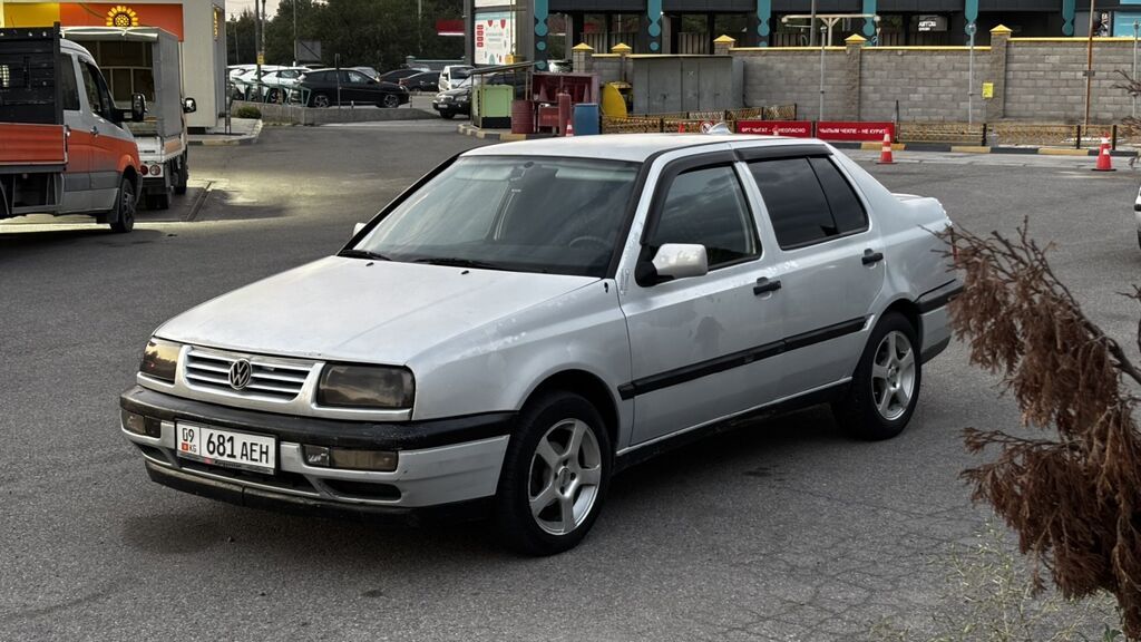Volkswagen Vento: 1993 г., 1.8 л, Механика, Бензин, Седан: фото 5